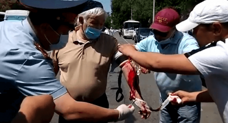 Пожилой мужчина порезал себе вены в знак протеста в центре Алматы