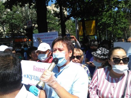 В столице и Алматы начались задержания митингующих