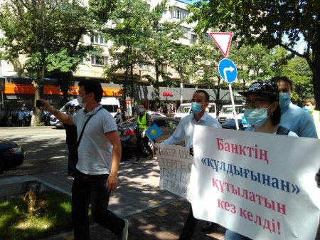 В столице и Алматы начались задержания митингующих