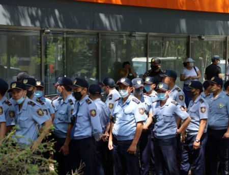     Полиция задержала протестующих в нескольких городах Казахстана