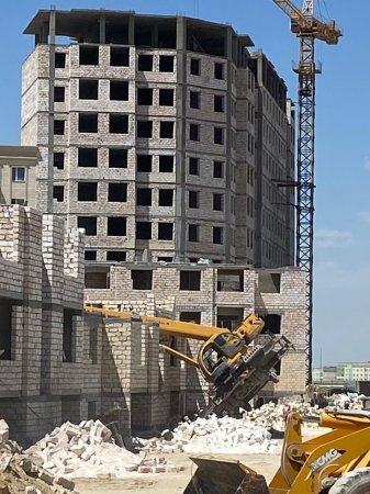 Кран рухнул на стройке в Актау