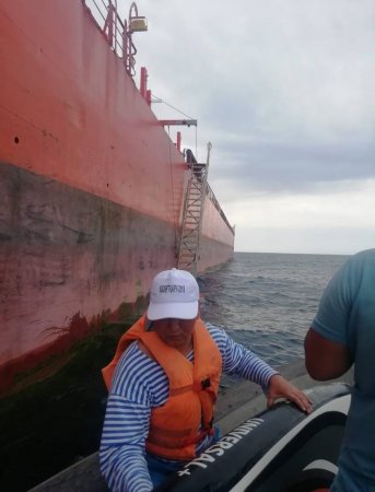 Мужчина на сапборде пропал в пригороде Актау, его подобрал танкер