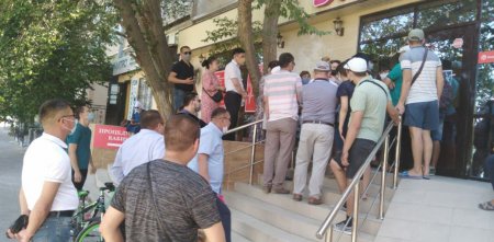 Очередь в аптеку. В Актау сейчас так.