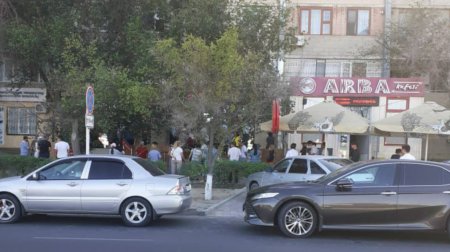 Очередь в аптеку. В Актау сейчас так.