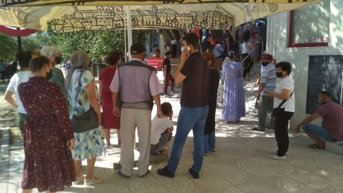 Жители Актау выстраиваются в огромные очереди в аптеки