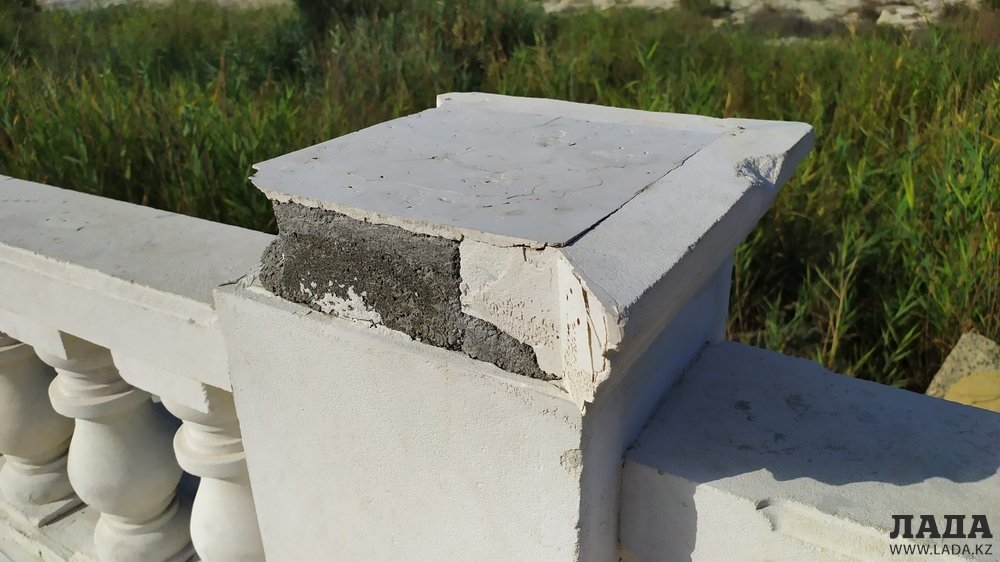 Вандалы на набережной 14 микрорайона