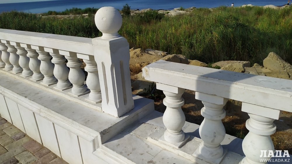 Вандалы на набережной 14 микрорайона