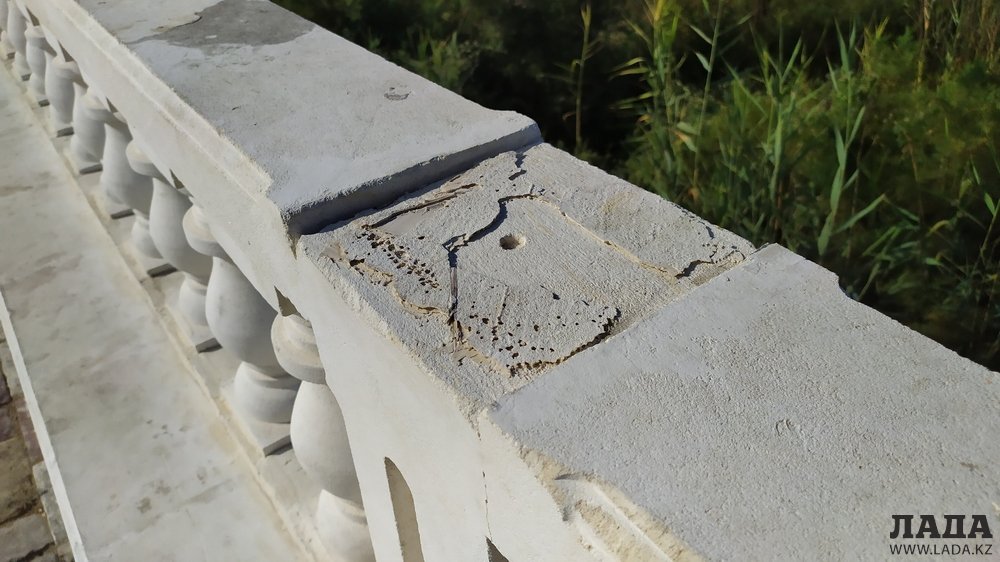 Вандалы на набережной 14 микрорайона