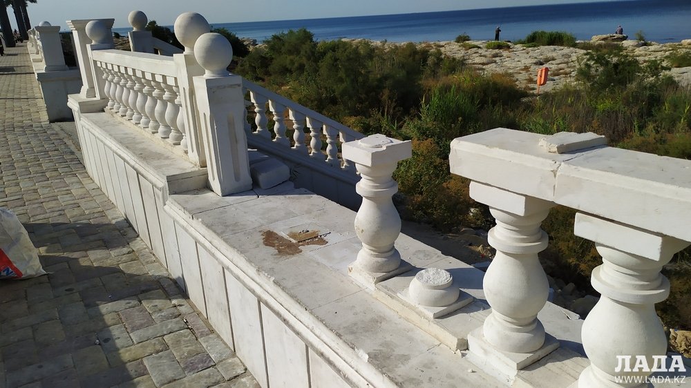 Вандалы на набережной 14 микрорайона