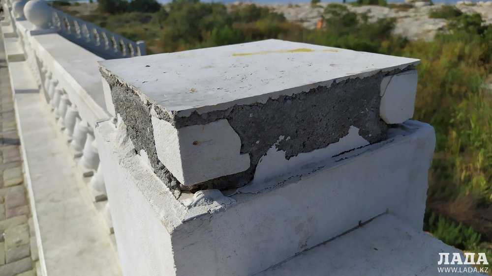 Вандалы на набережной 14 микрорайона