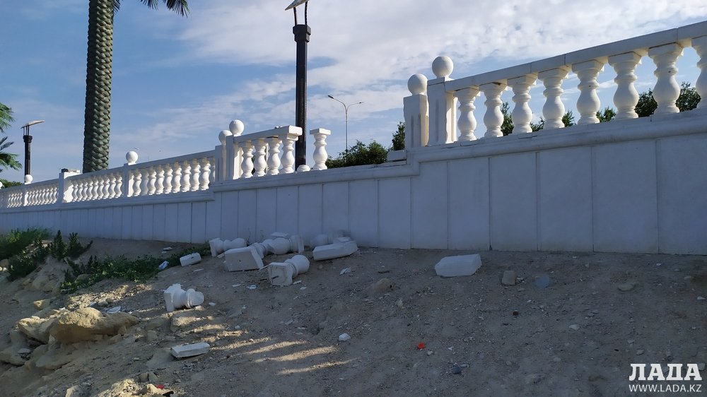 Вандалы на набережной 14 микрорайона