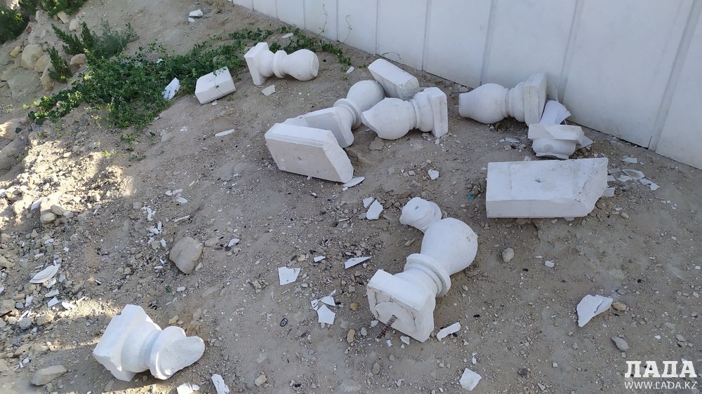 Вандалы на набережной 14 микрорайона