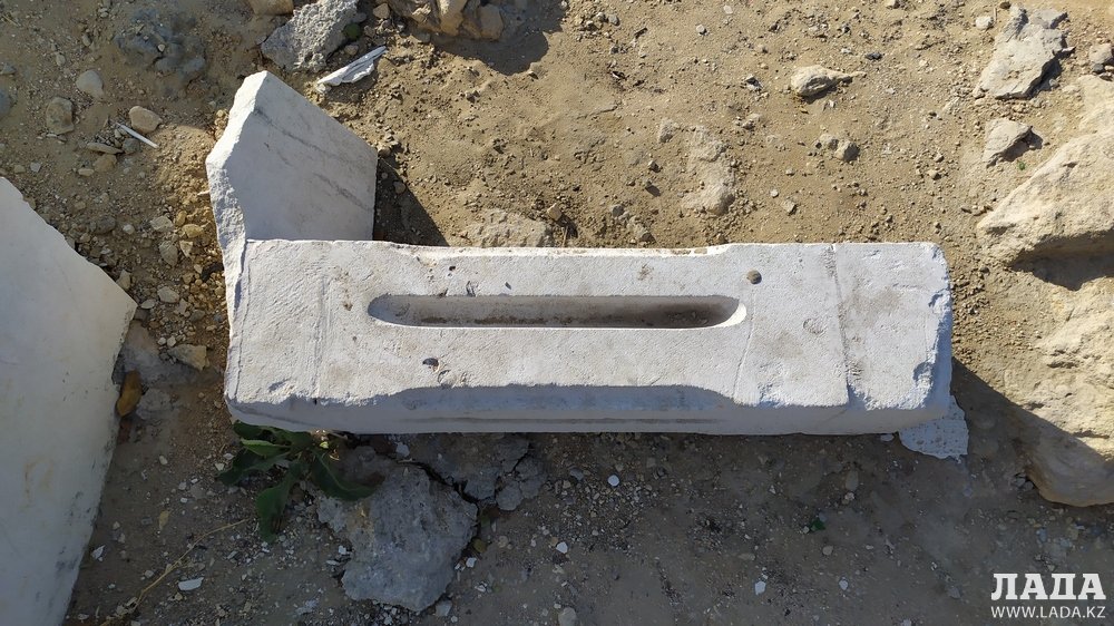 Вандалы на набережной 14 микрорайона