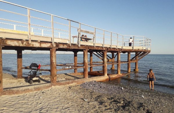 Актау - рай для экстремалов! Жители возмутились разрушенными пирсами на побережье города