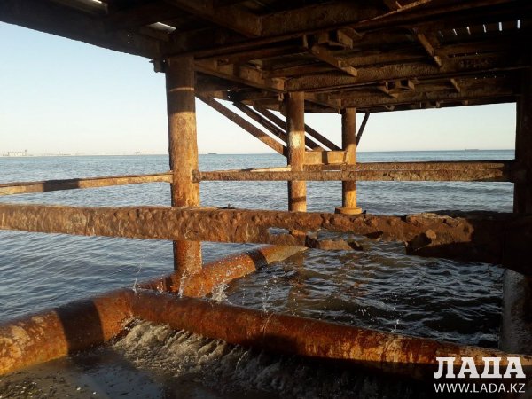Актау - рай для экстремалов! Жители возмутились разрушенными пирсами на побережье города