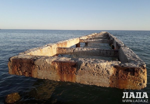 Актау - рай для экстремалов! Жители возмутились разрушенными пирсами на побережье города