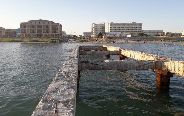 Актау - рай для экстремалов! Жители возмутились разрушенными пирсами на побережье города