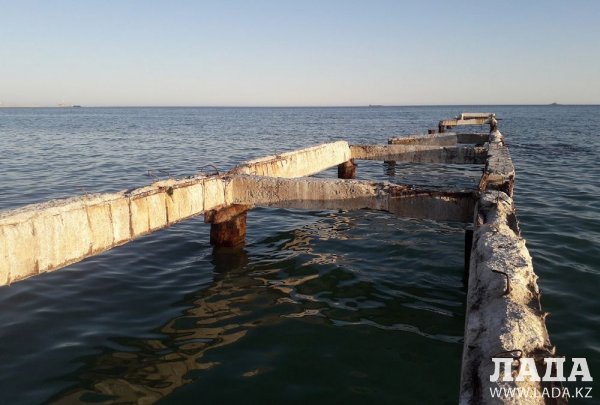 Актау - рай для экстремалов! Жители возмутились разрушенными пирсами на побережье города