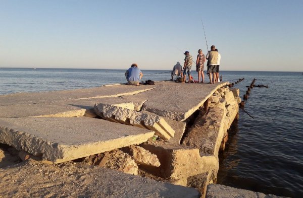 Актау - рай для экстремалов! Жители возмутились разрушенными пирсами на побережье города