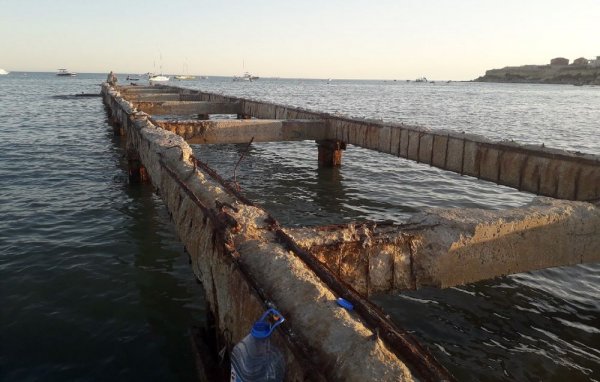 Актау - рай для экстремалов! Жители возмутились разрушенными пирсами на побережье города