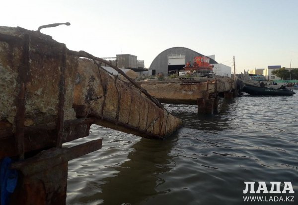Актау - рай для экстремалов! Жители возмутились разрушенными пирсами на побережье города