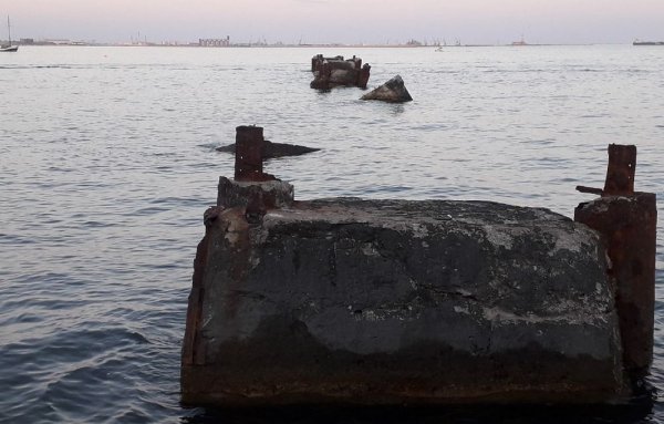 Актау - рай для экстремалов! Жители возмутились разрушенными пирсами на побережье города