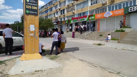 Лекарства прибыли! Жители Актау днём и ночью стояли в очередях в аптеки