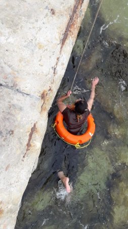 Спасатели Мангистау помогли девушке выбраться из моря