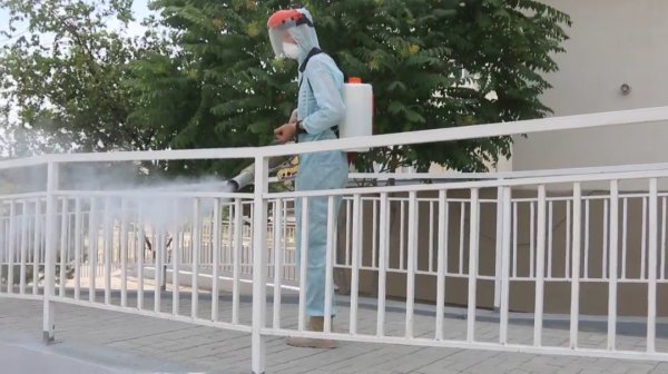 Военнослужащие проводят дезинфекцию в Актау