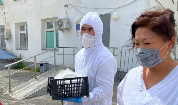 Неравнодушные граждане в Актау доставляют чай и фрукты в больницы