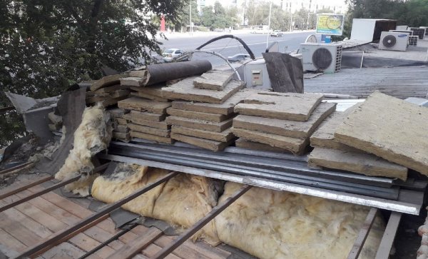 Жители в Актау жалуются на ремонт и открытие кафе в их доме