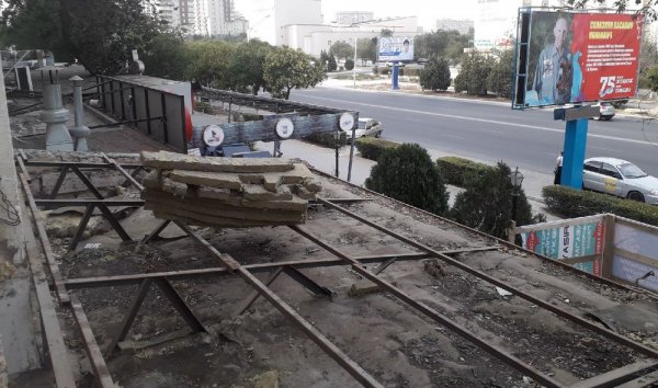 Жители в Актау жалуются на ремонт и открытие кафе в их доме