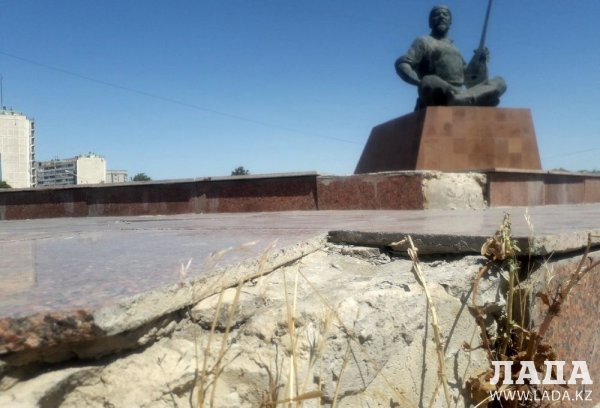 Жители Актау пожаловались на состояние постамента памятника Кашагану