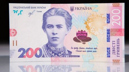 Мужчина приклеил нитку к купюре и больше года пополнял счет через терминал