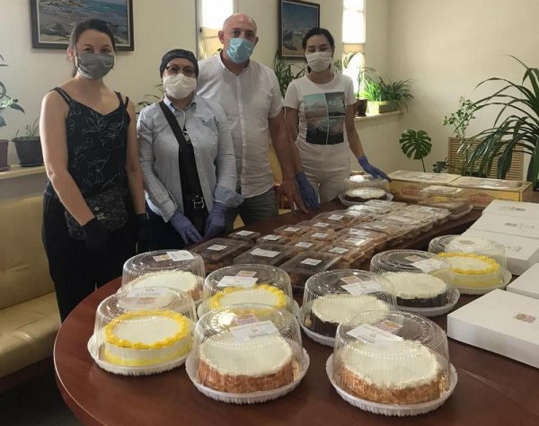 Выпечкой и десертами порадовали медиков в Мангистау