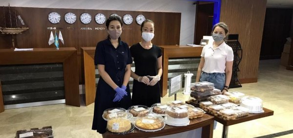 Выпечкой и десертами порадовали медиков в Мангистау