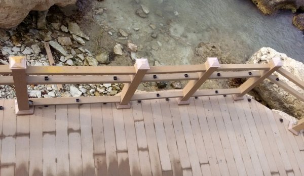 Ищет полиция! Перила на Скальной тропе в Актау сломали подростки