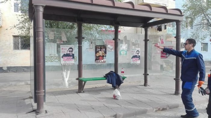 В Жанаозене обновили автобусные остановки