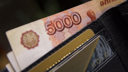 Как падение рубля отразится на тенге, рассказали эксперты