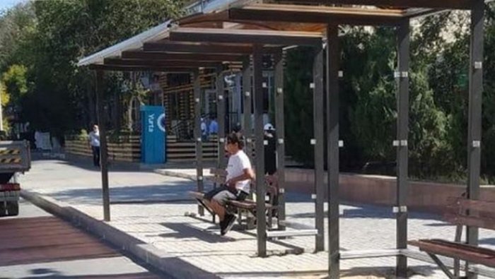 В Актау устанавливают автобусные остановки