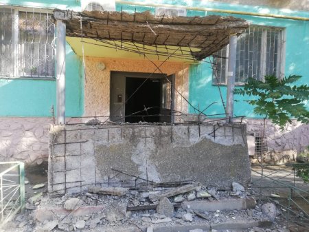 Козырёк подъезда обрушился в Актау