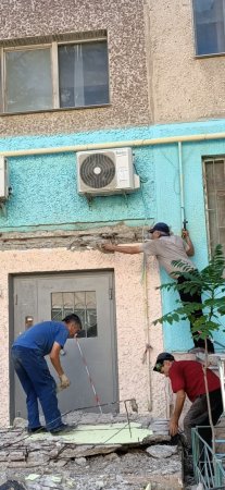 Козырёк подъезда обрушился в Актау