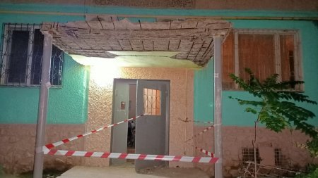 Козырёк подъезда обрушился в Актау