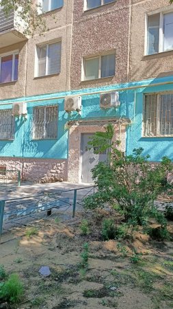 Козырёк подъезда обрушился в Актау