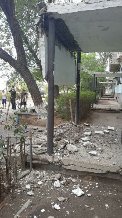 Еще один козырёк обвалился в Актау: пострадала женщина