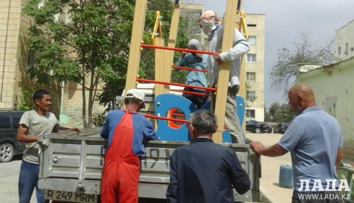 Аттракцион щедрости! Жители Актау возмутились убогим оснащением детской площадки