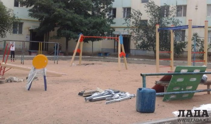 Аттракцион щедрости! Жители Актау возмутились убогим оснащением детской площадки