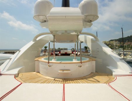 Как выглядела сгоревшая яхта, на которой были казахстанцы