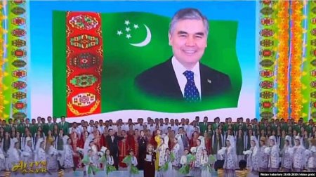 В Туркменистане жителей вынуждают покупать портреты президента «в нагрузку» к продуктам