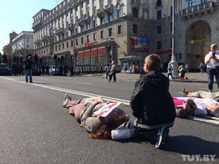 100-тысячный митинг в Минске: к резиденции Лукашенко подошли БТРы